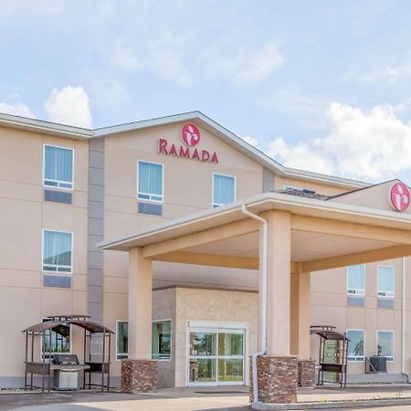 Ramada By Wyndham Carlyle Hotel Exterior photo