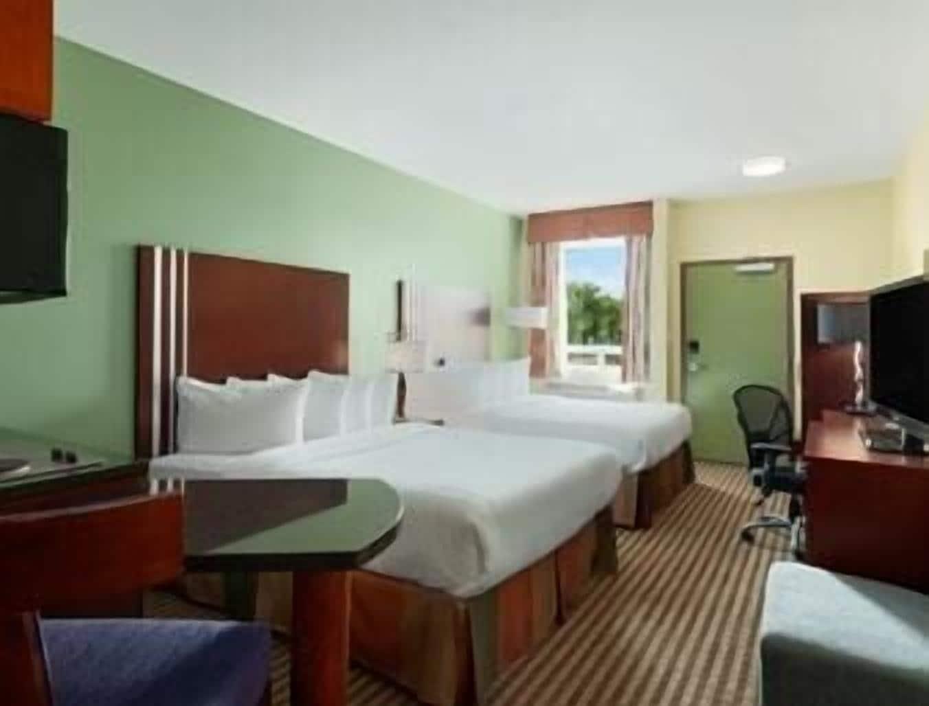Ramada By Wyndham Carlyle Hotel Room photo