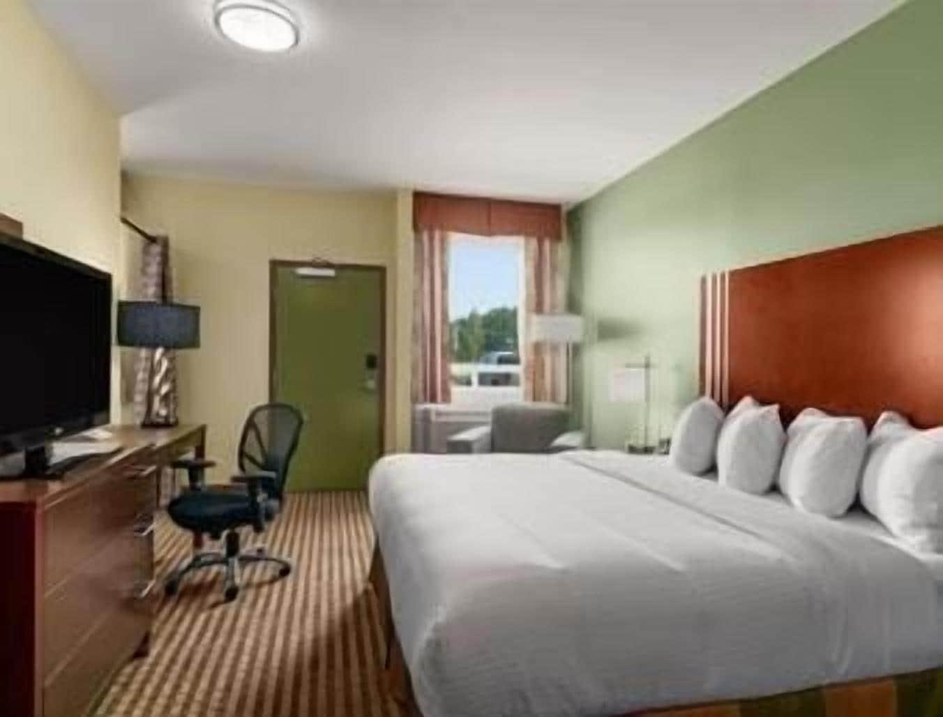 Ramada By Wyndham Carlyle Hotel Exterior photo