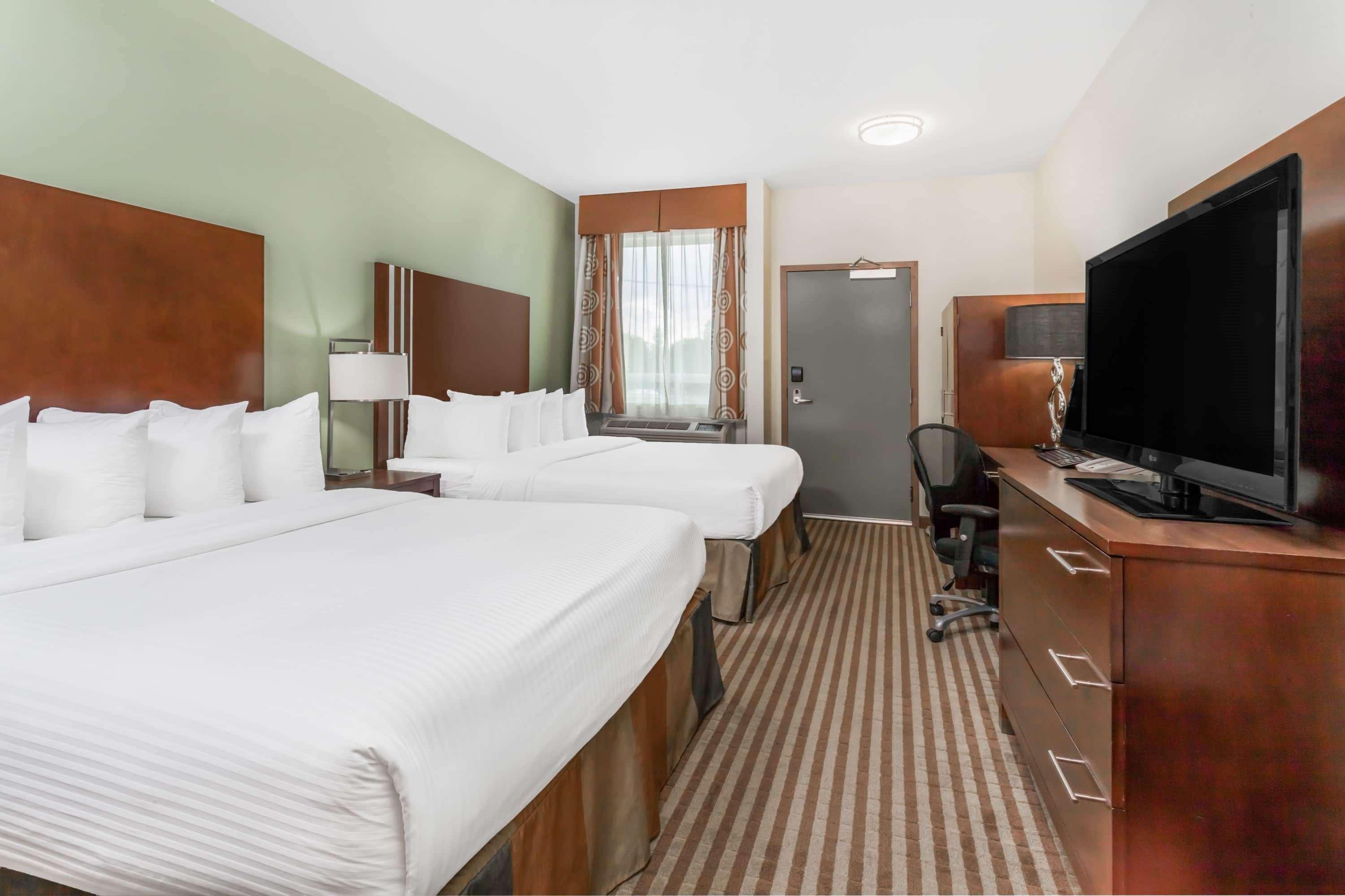Ramada By Wyndham Carlyle Hotel Exterior photo