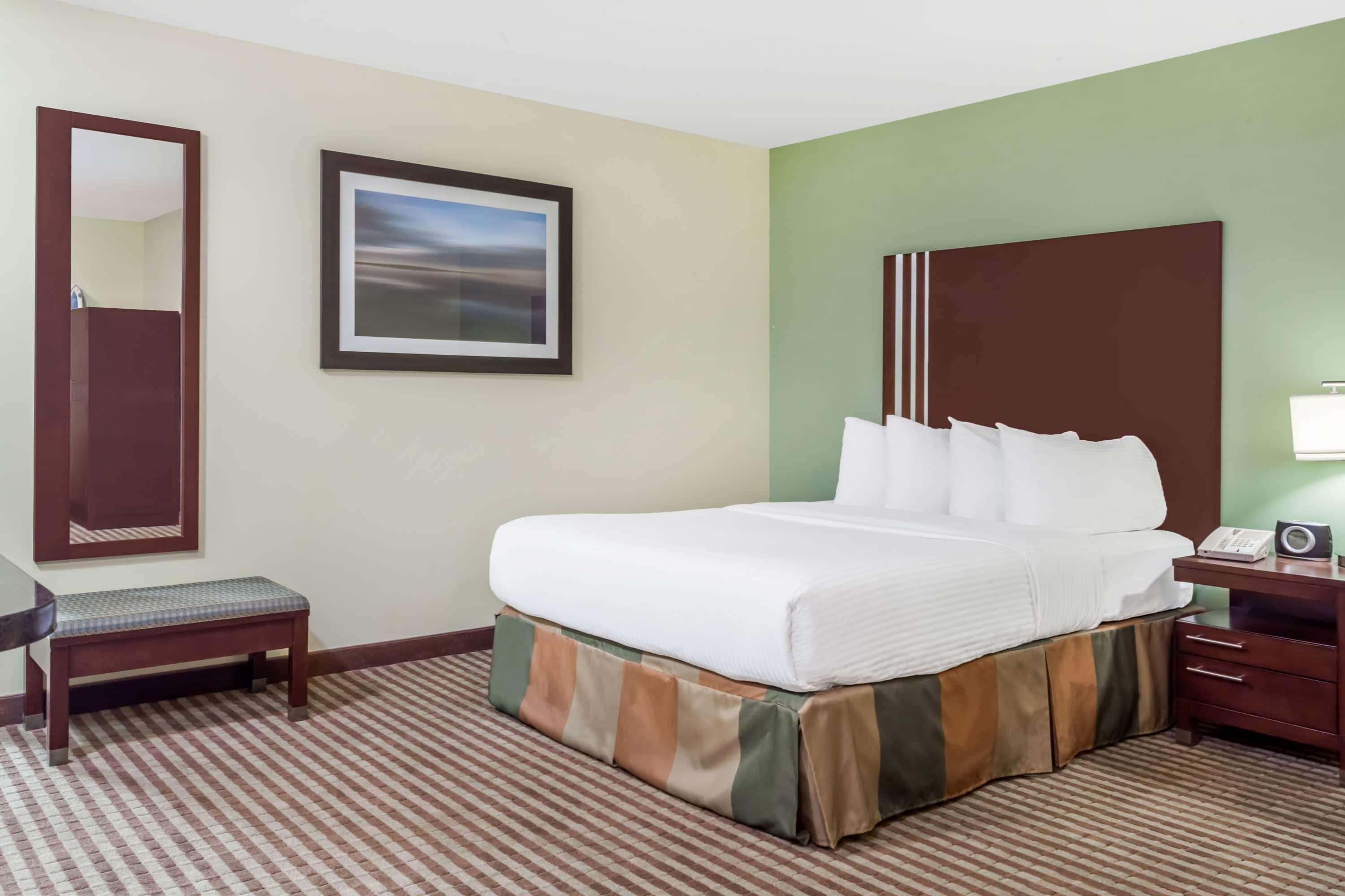 Ramada By Wyndham Carlyle Hotel Exterior photo