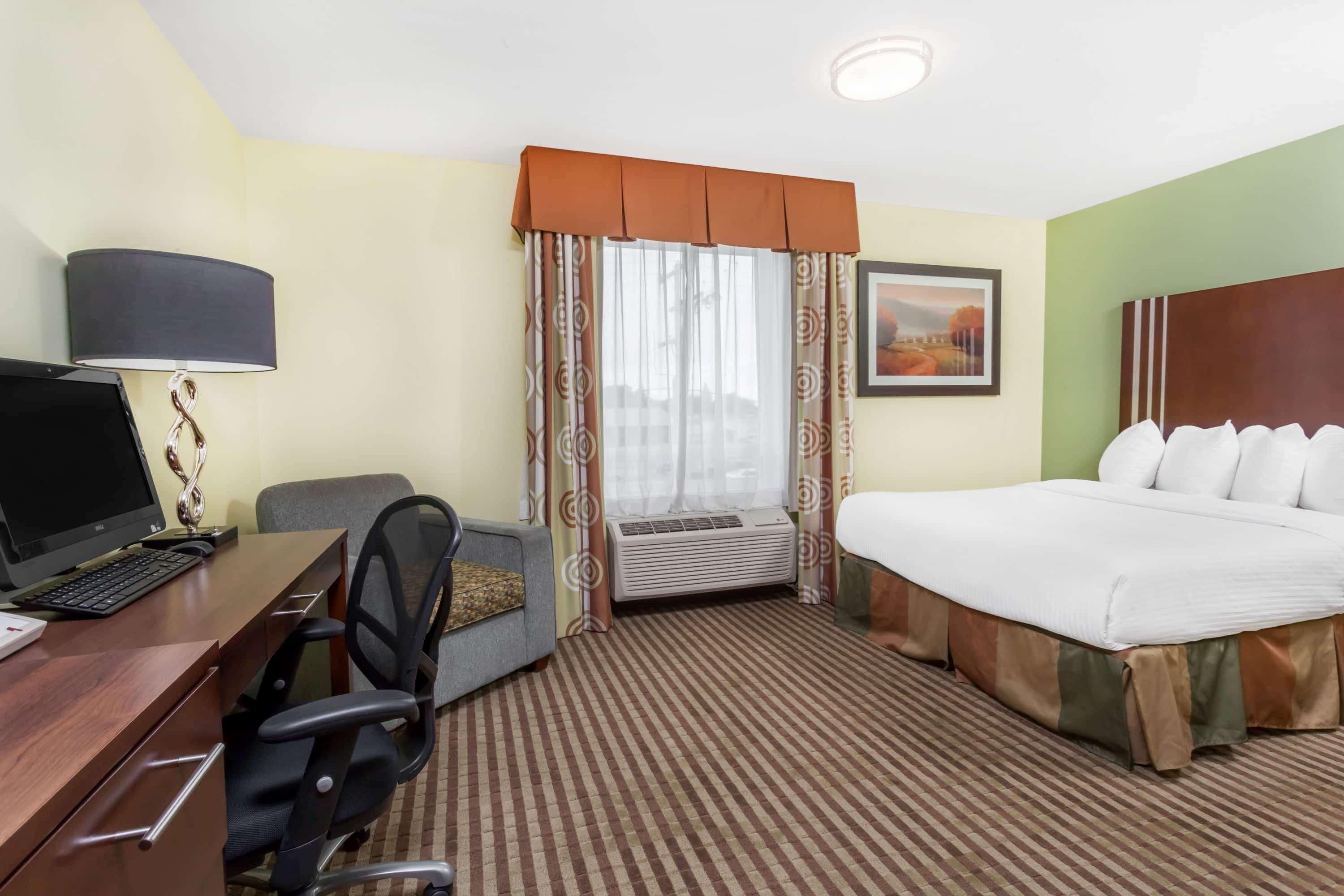 Ramada By Wyndham Carlyle Hotel Exterior photo