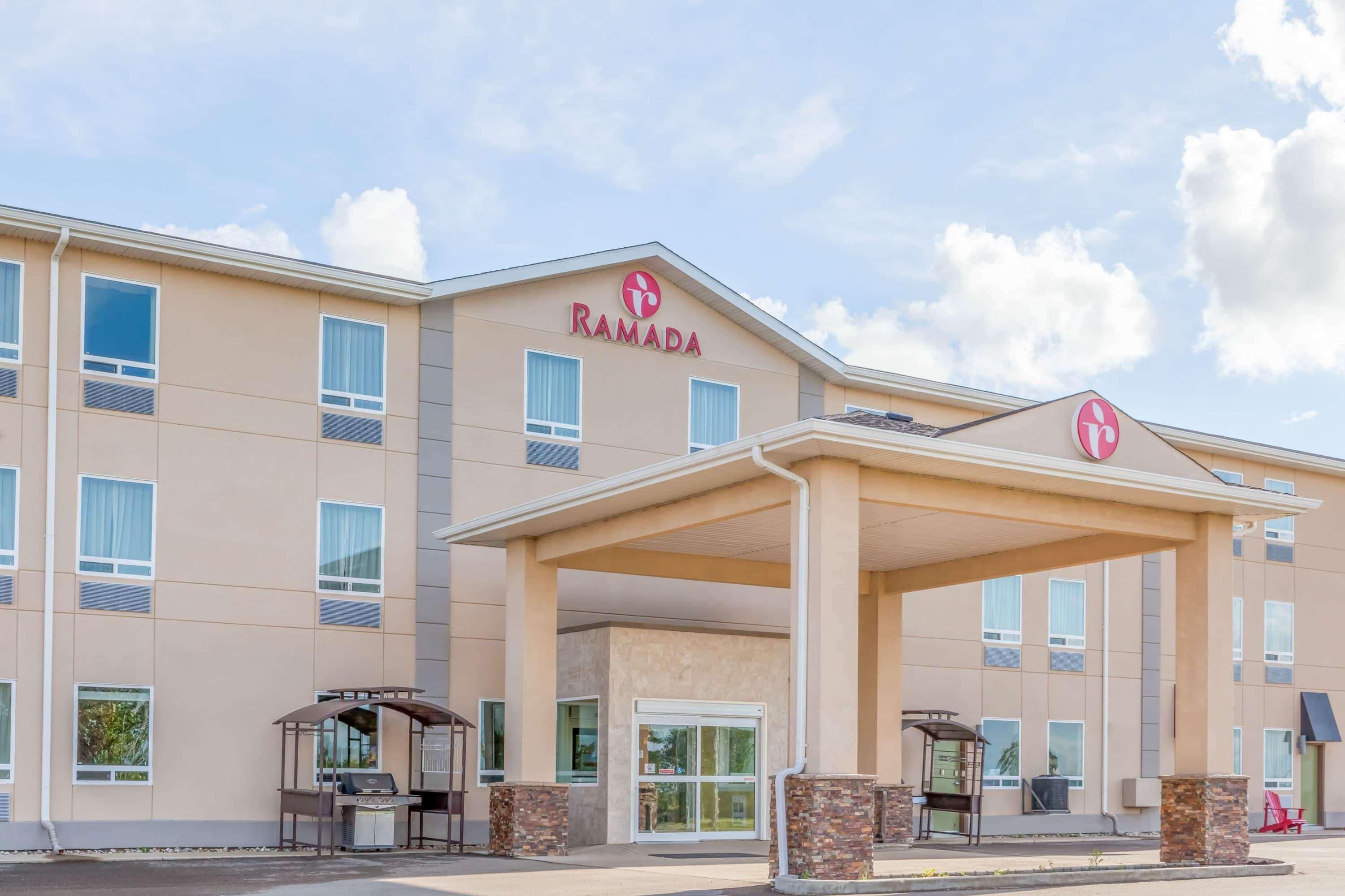 Ramada By Wyndham Carlyle Hotel Exterior photo