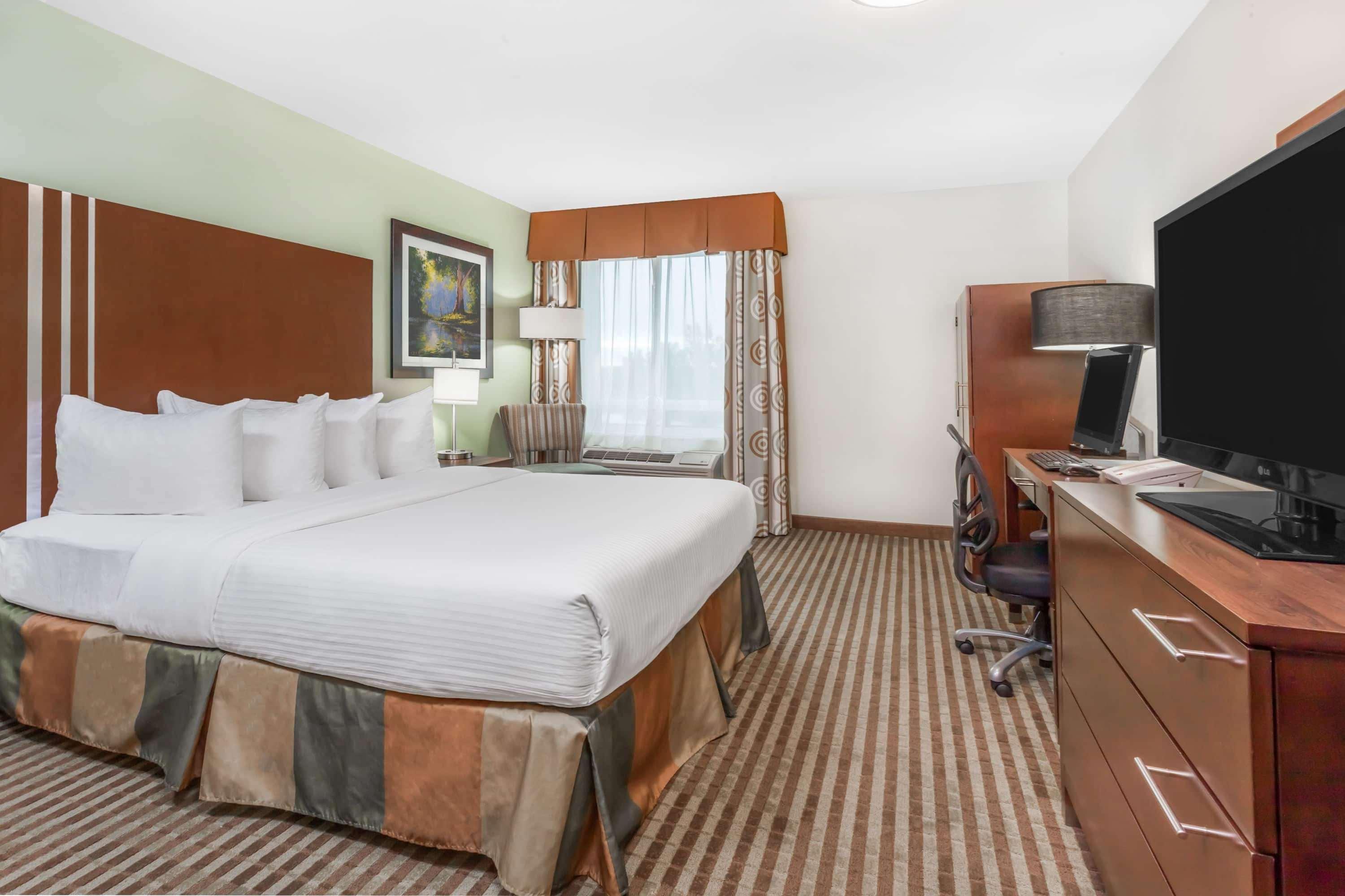 Ramada By Wyndham Carlyle Hotel Exterior photo