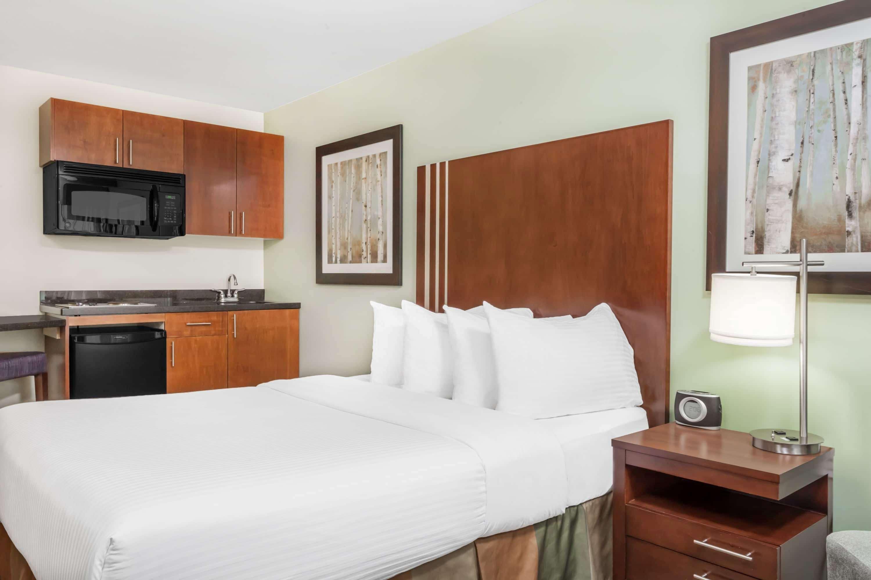 Ramada By Wyndham Carlyle Hotel Exterior photo