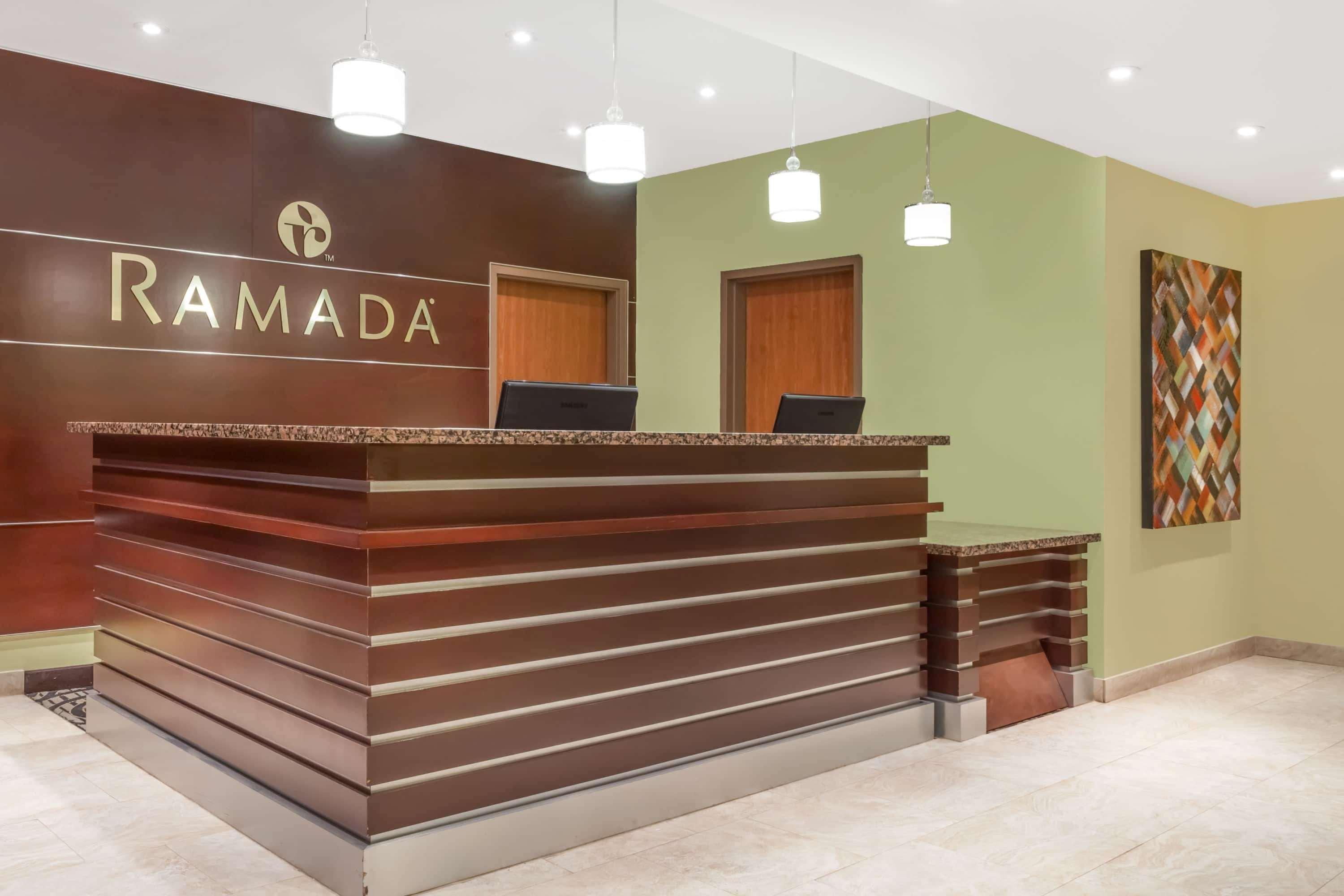 Ramada By Wyndham Carlyle Hotel Exterior photo