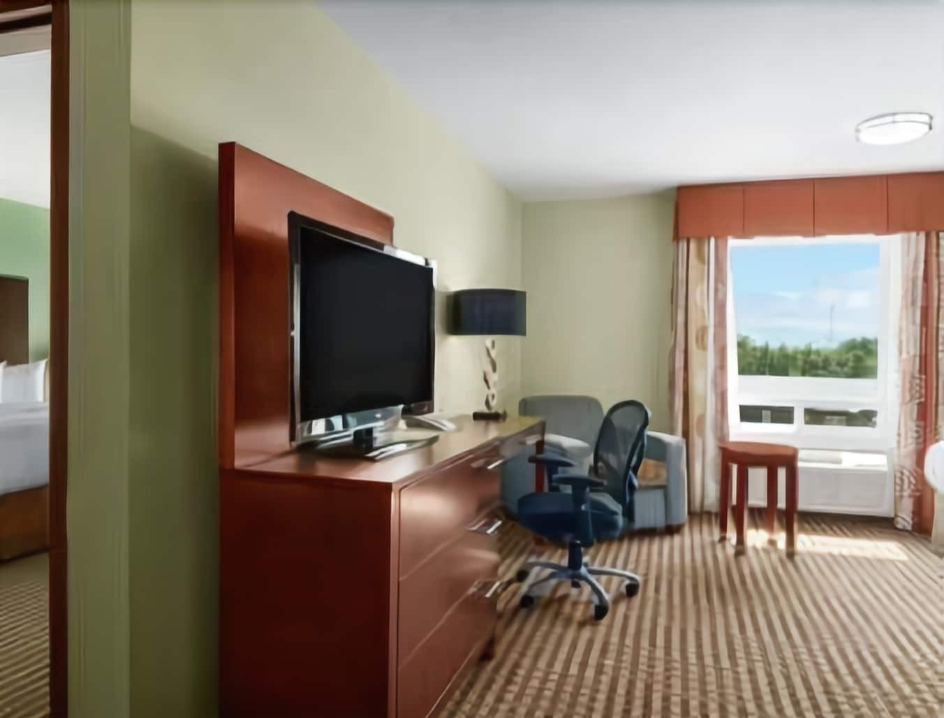 Ramada By Wyndham Carlyle Hotel Exterior photo